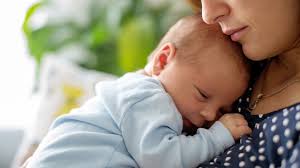 La maternidad, por ejemplo, está llena de imágenes idealizadas, frases tiernas y celebraciones públicas, pero muy pocas veces se habla de sus zonas grises
