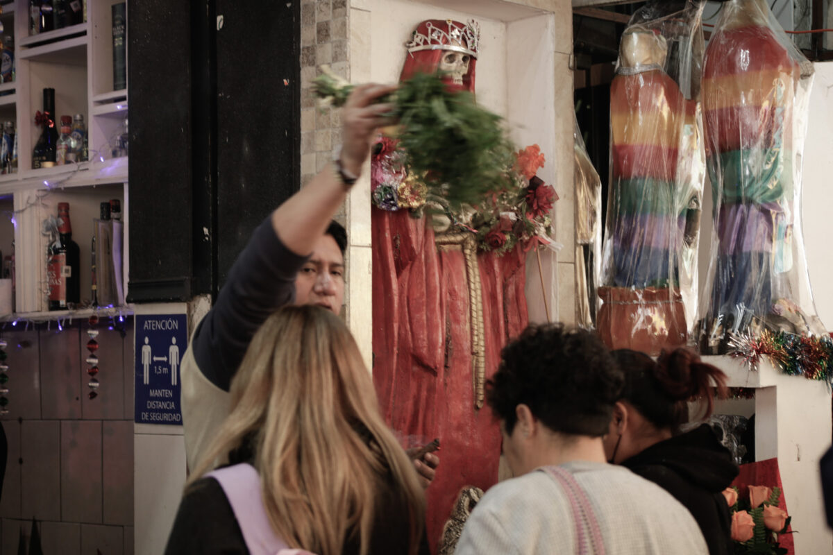 Para muchos mexicanos, la esperanza en lo sobrenatural es tan real como la vida misma. El culto a San Judas Tadeo, la Virgen del Carmen, el Niño Fidencio o incluso figuras como la Santa Muerte