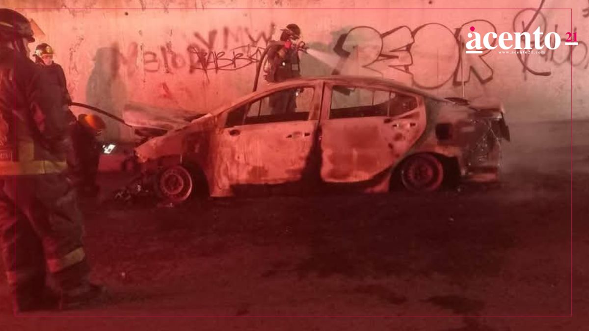 Queman auto con cadáver encajuelado en Amozoc