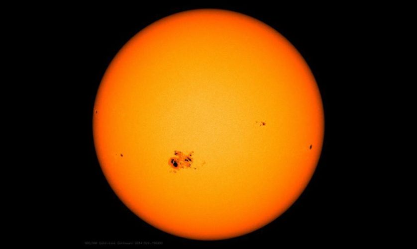 Posibles impactos en la Tierra

Aunque hasta ahora la AR 4079 ha generado llamaradas de clase M, consideradas de intensidad media, los expertos advierten que existe el riesgo de que produzca una llamarada de clase X, la más potente en la escala, acompañada de una eyección de masa coronal. Estos fenómenos podrían provocar tormentas geomagnéticas capaces de afectar sistemas de comunicación, navegación, redes eléctricas y satélites.