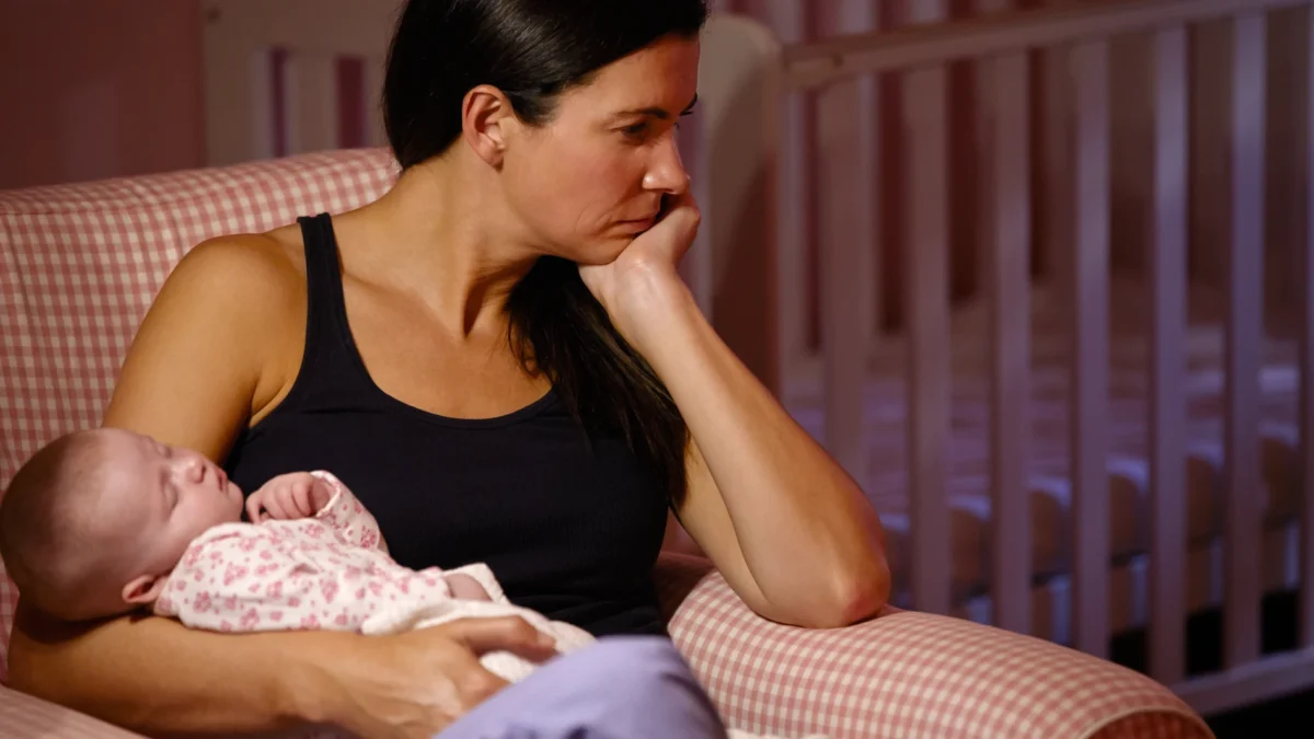 La maternidad llega con una carga invisible de exigencias. Se espera que una madre esté disponible, sonriente, paciente, perfecta. Aunque nadie lo exprese directamente, el mensaje está en el aire: “Deberías poder con todo”. Y cuando no se puede, la culpa se instala como compañera constante.