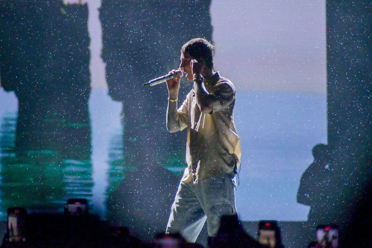 Entre lluvia, corridos tumbados y reggaeton, fue como fans y artistas vivieron y disfrutaron del Festival Resuena Dos Equis en Puebla.