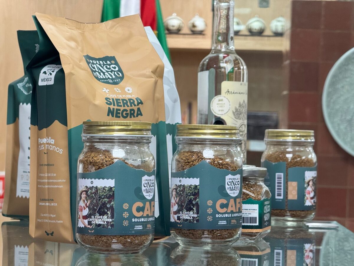 Para aumentar el valor de los productos poblanos, el Gobierno de Puebla adquirirá cajas promocionales para distribuir el mezcal 5 de Mayo.