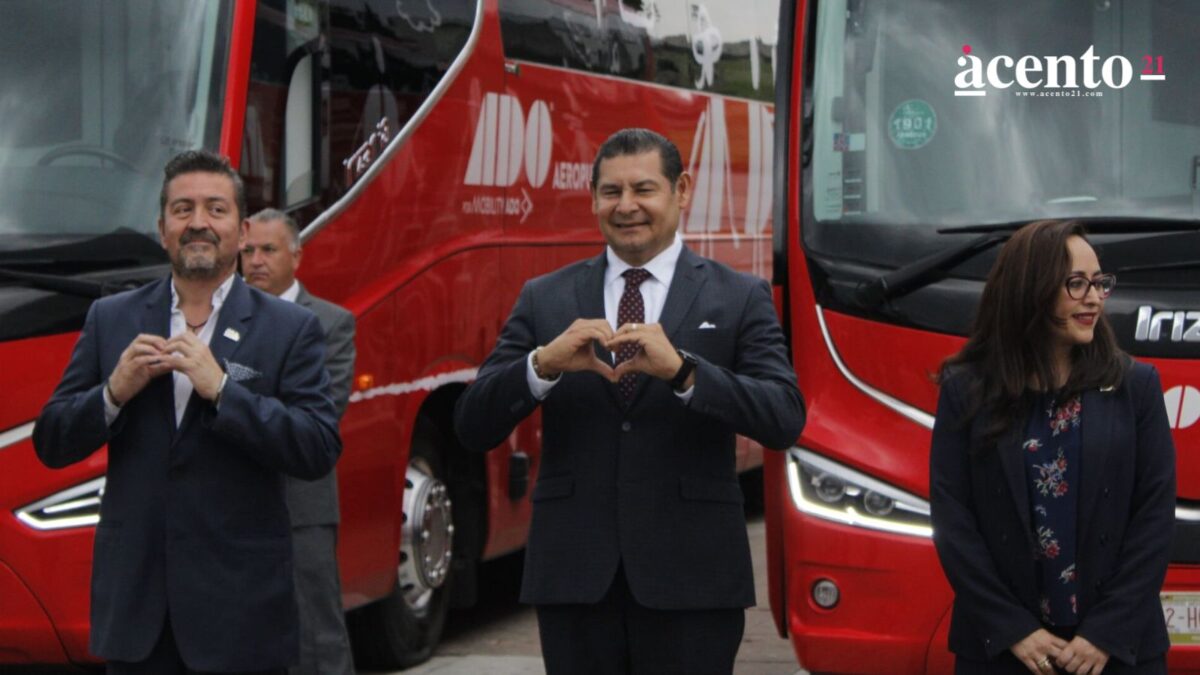 ADO presenta nueva flotilla de camiones que irán de Puebla al Aeropuerto Benito Juárez