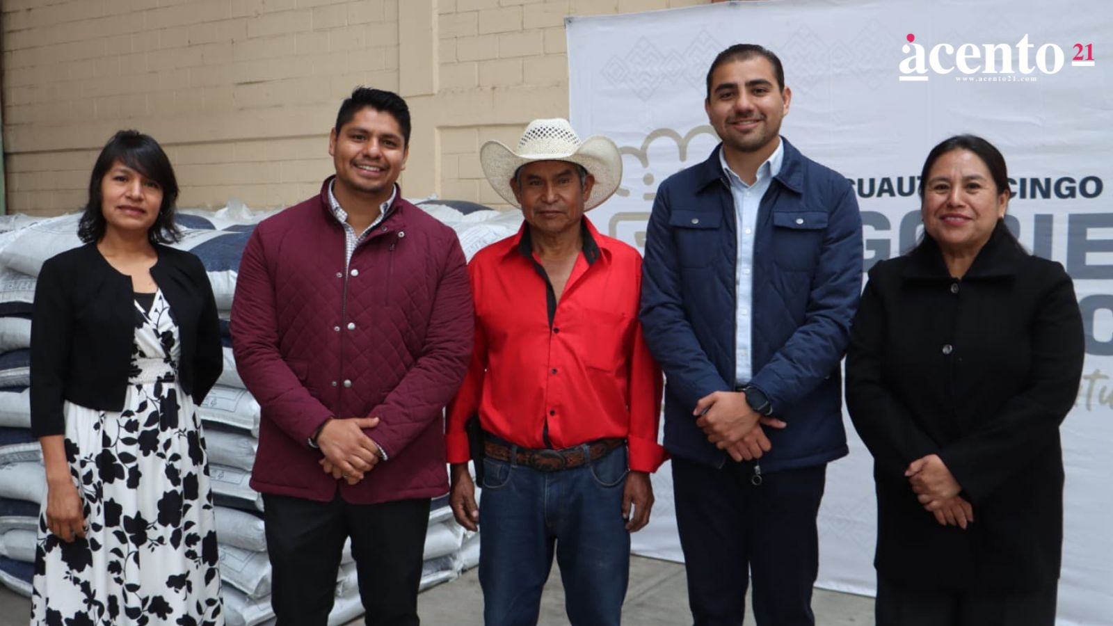 Entrega Omar Muñoz fertilizante a productores de San Lorenzo Almecatla