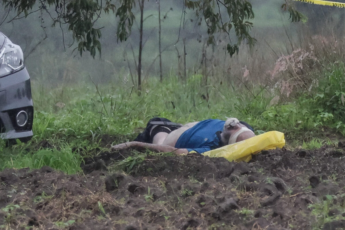En un campo de cultivo entre los límites de Coronango, fueron encontrados los cuerpos de tres hombres, además de que un auto a pocos metros estaba chocado contra un árbol.