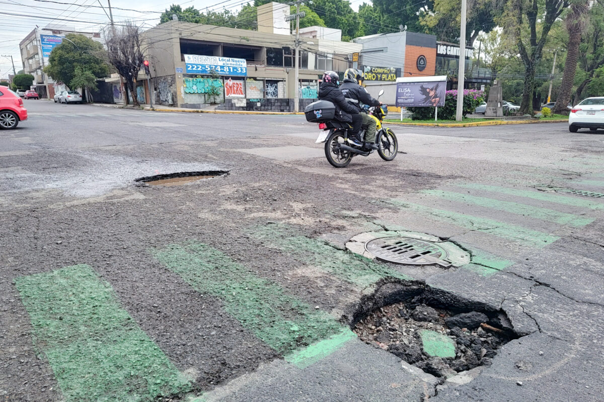 Explicó que con los 160 millones de pesos invertidos, cubrirán 300 mil baches, es decir, 100 mil más que los anunciados durante la presentación del programa.