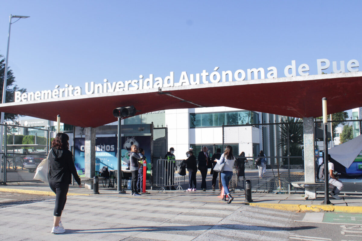 A poco más de un mes para el inicio del ciclo escolar, la Benemérita Universidad Autónoma de Puebla (BUAP) presentó la convocatoria para las becas 2025.