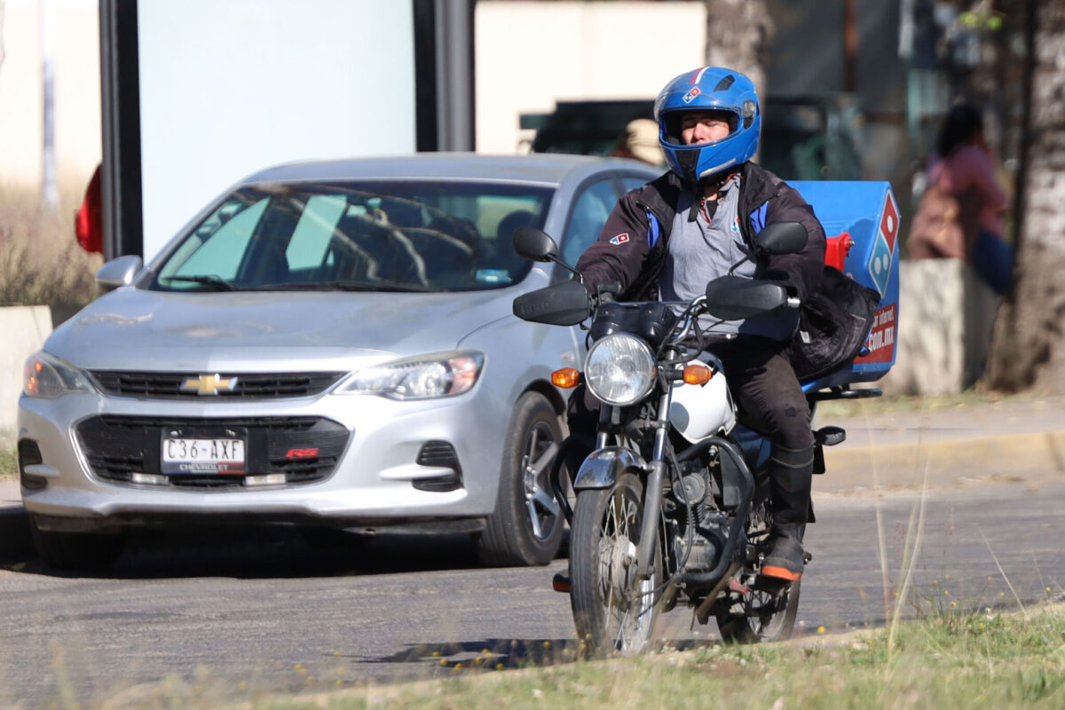 La secretaria descartó que en Puebla se vaya a aplicar un reemplacamiento para quienes manejan motocicleta, pues únicamente deberán poner su matrícula actual en el casco.