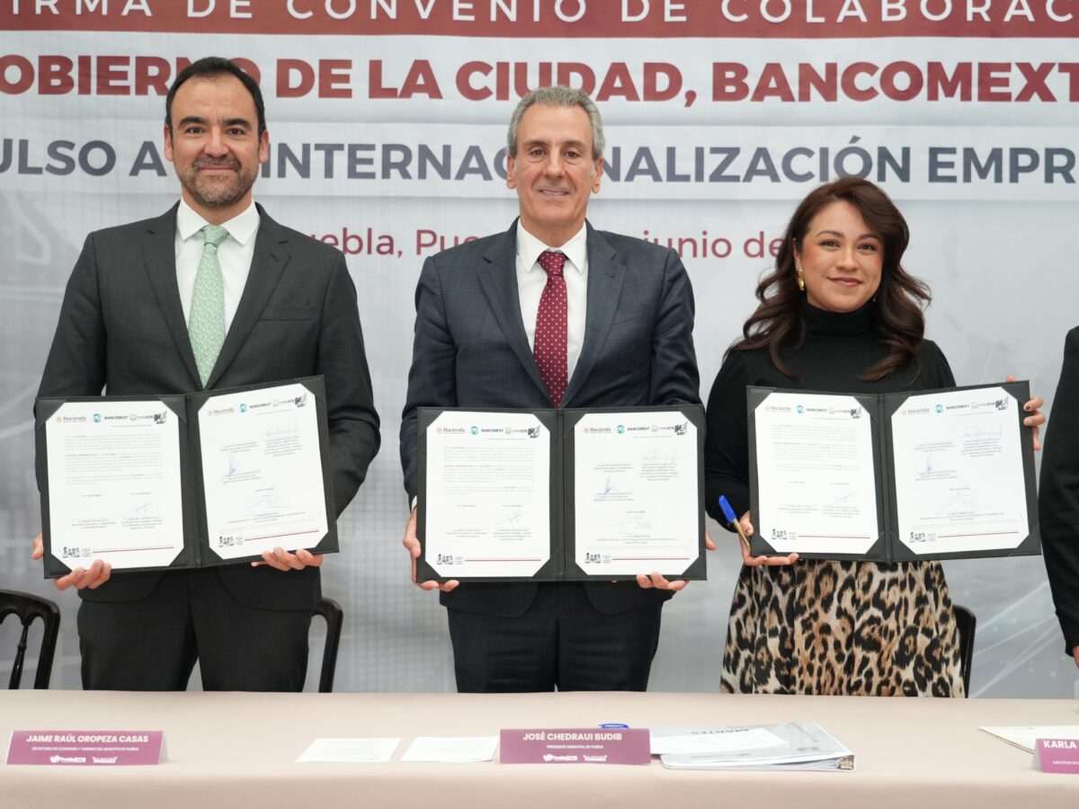 el presidente municipal, Pepe Chedraui Budib, encabezó la firma de dos convenios de colaboración con el Banco Nacional de Comercio Exterior (Bancomext) y el Consejo Empresarial Mexicano de Comercio Exterior, Inversión y Tecnología (COMCE) Sur.