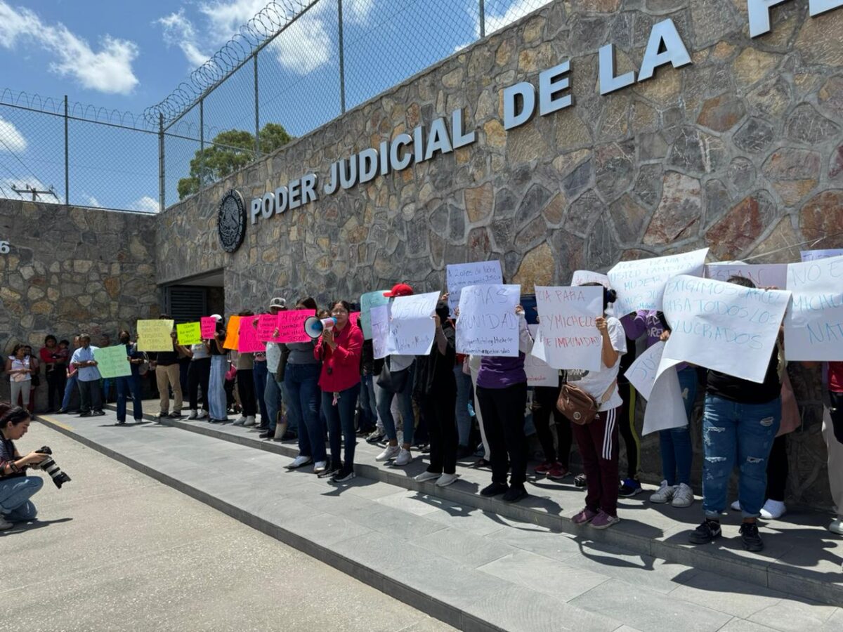  decenas de pobladores de dicha demarcación se concentraron en el centro de Justicia Federal mostrando apoyo y solidaridad a las víctimas, exigiendo todo el peso de la ley.