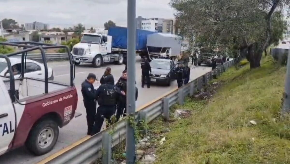 Tras persecución, SSP frustra el robo de una camioneta en la Recta a Cholula