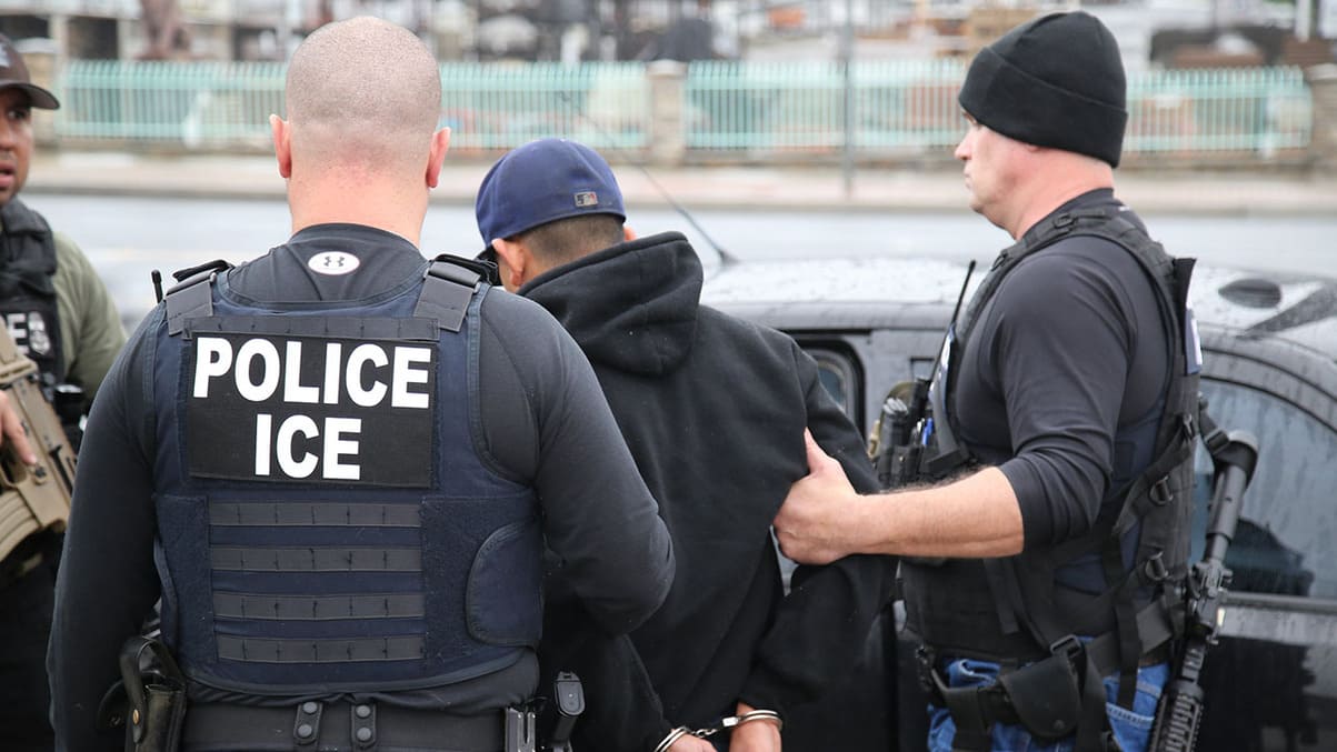 Suman 222 mexicanos detenidos en redadas antimigrantes de Trump en California