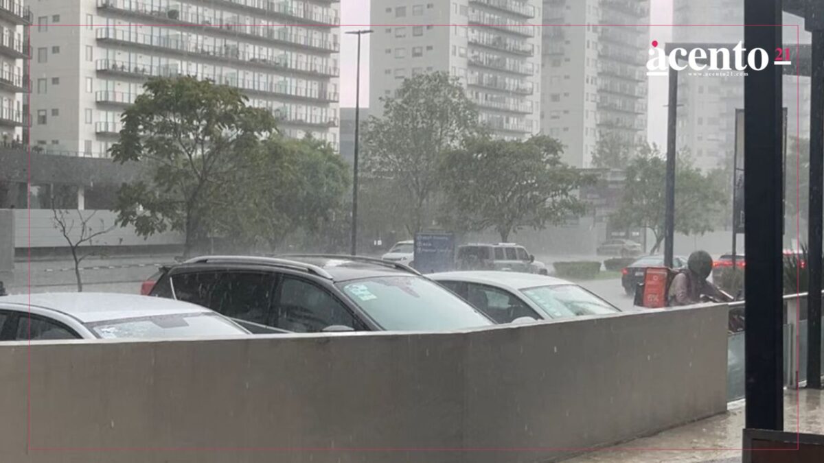 Se inunda Lomas de Angelópolis tras la intensa lluvia de este viernes y se detona el caos vehicular