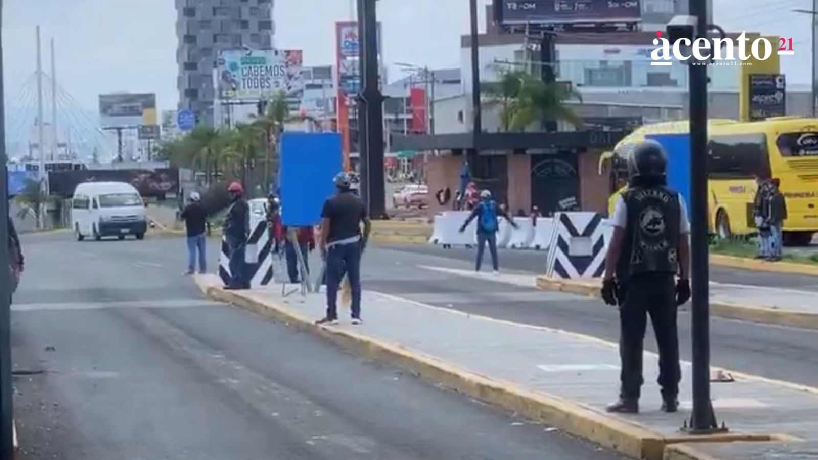 El Congreso de Puebla analizará la expedición de un permiso único de 15 días para circular en motocicleta, ante la falta de disponibilidad de placas, así como la posibilidad de colocar doble placa en las motos. La presidenta del Congreso local, Laura Artemisa García Chávez, comentó que se revisan modificaciones a la reforma a la Ley de Movilidad y Seguridad Vial. Se contempla la creación de un permiso provisional con vigencia de 15 días. Este documento funcionaría como medida temporal, ante la escasez de placas para motocicletas.