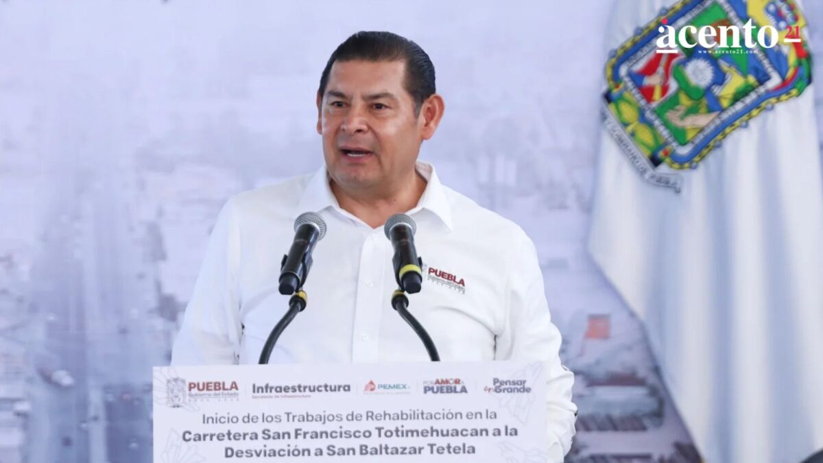 Las bancadas de Morena, PT, PVEM, Nueva Alianza y Fuerza x México defendieron la ley de ciberseguridad en Puebla aprobada en días pasados al asegurar que es para evitar los ataques en redes sociales desde el anonimato. A través de un posicionamiento , los legisladores lamentaron e hicieron un enérgico llamado en contra de quienes lanzan injurias desde el anonimato. El posicionamiento fue firmado por 34 de 41 legisladores: 17 de Morena, 7 del Partido Verde, 6 del Partido del Trabajo. Así como 2 de Fuerza x México y 2 de Nueva Alianza Puebla. Los legisladores reprocharon que desde perfiles anónimos intenten denostar el trabajo y la vida personal de los representantes populares.