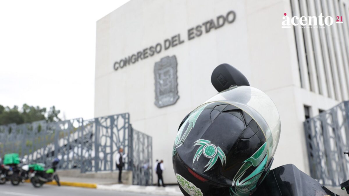 Aprueban nueva regulación para motociclistas en Puebla: calcomanía en casco y chaleco para repartidores