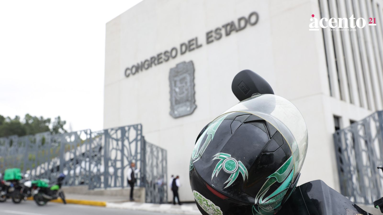 Aprueban nueva regulación para motociclistas en Puebla: calcomanía en casco y chaleco para repartidores