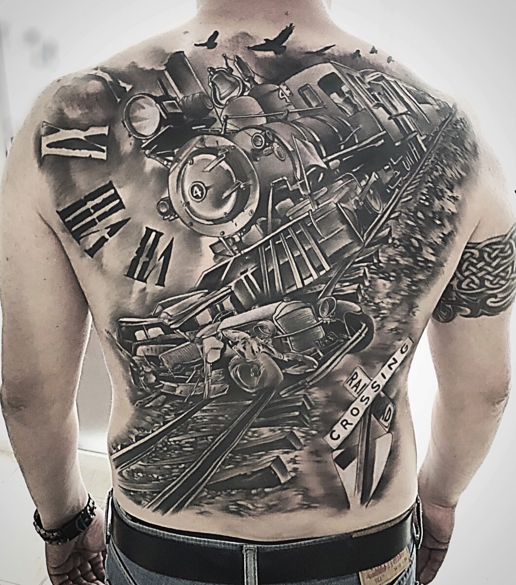  El Tren de Aragua, tienen tatuajes con imágenes de locomotoras o trenes, coronas reales, armas, granadas,