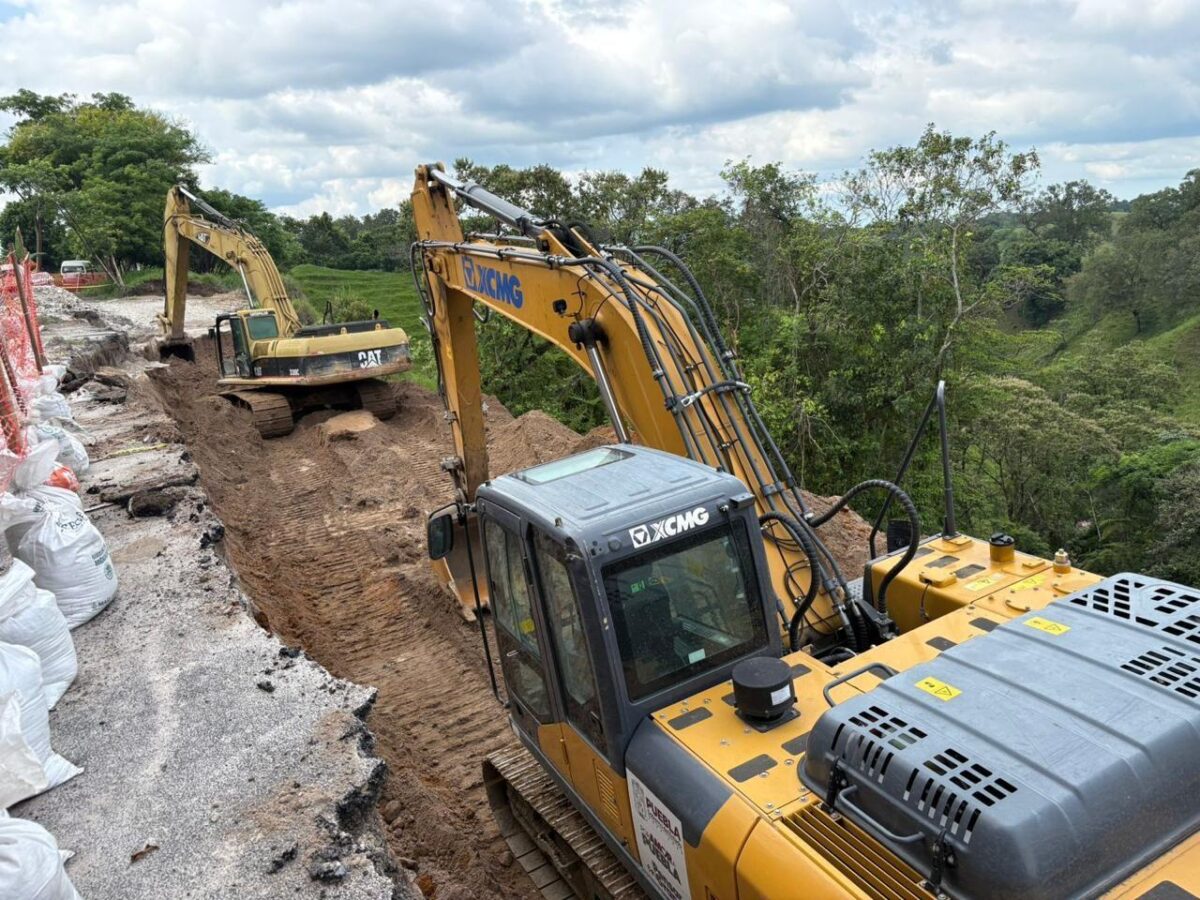 Las lluvias provocadas por el Huracán Erik dejaron afectaciones en 10 municipios de Puebla a causa de las inundaciones y deslaves.