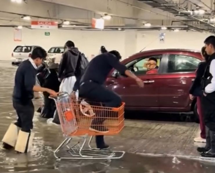  se viralizó un video en Instagram donde un hombre aprovecha un carrito de supermercado para transportar a varias personas desde el estacionamiento hasta su vehículo, ubicado en zonas inundadas.
