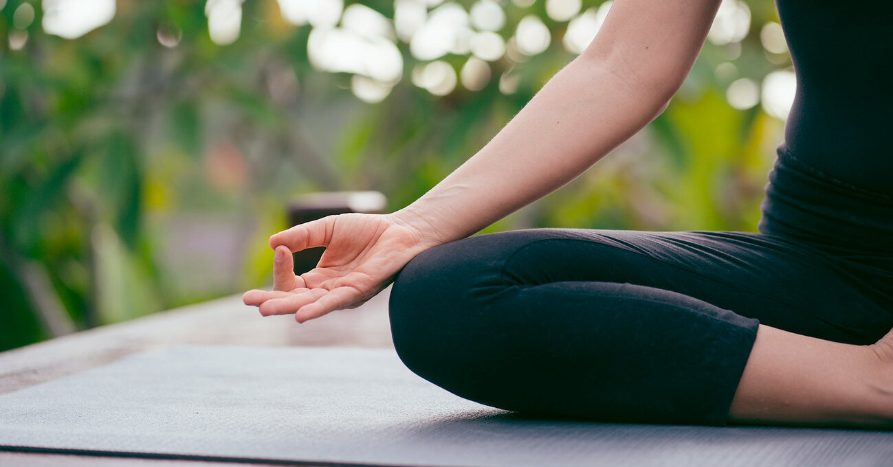 Respira, estira… y celebra el Día Internacional del Yoga