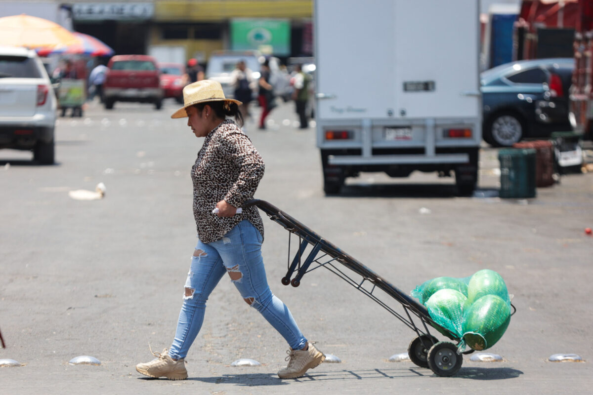 El Gobierno Municipal de Puebla llevó a cabo el retiro de un camión que se encontraba estacionado frente a las bodegas 8 y 10 de la nave C de la Central de Abasto.