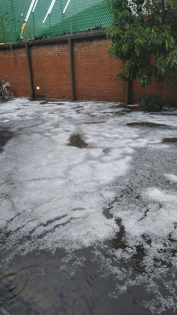 La junta auxiliar Ignacio Romero Vargas de la capital poblana, registró afectaciones por la lluvia con granizo que cayó este lunes, pues sus principales vialidades terminaron inundadas y algunos vehículos terminaron varados.