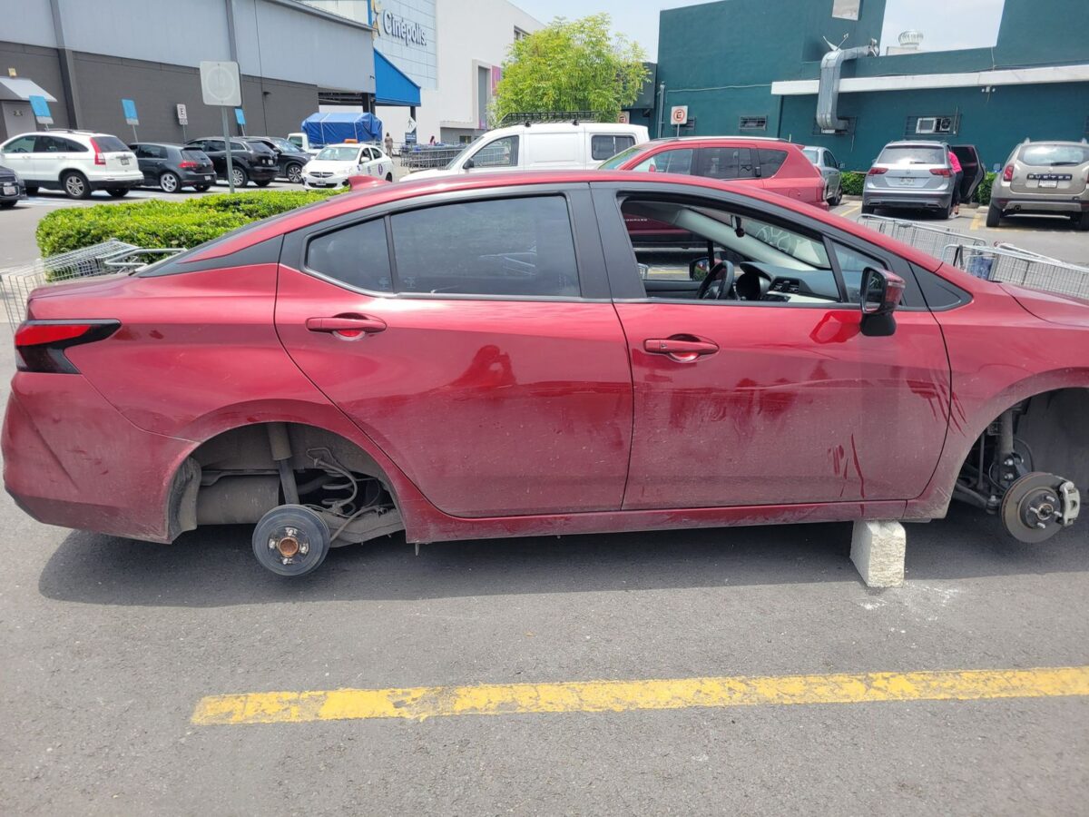 En el estacionamiento de Plaza San Diego ocurrió un robo de llantas a vehículos que se encontraban en el lugar, al menos dos autos terminaron encima de tabiques luego de que estos delincuentes les quitaron todos los neumáticos.