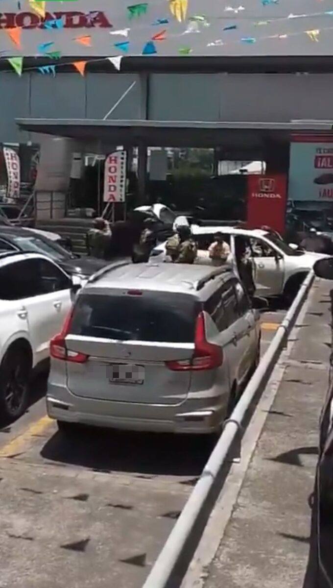 La tarde de este jueves se registró la movilización de elementos de la Marina en las instalaciones de la agencia de autos Honda Vía Atlixcayotl. 