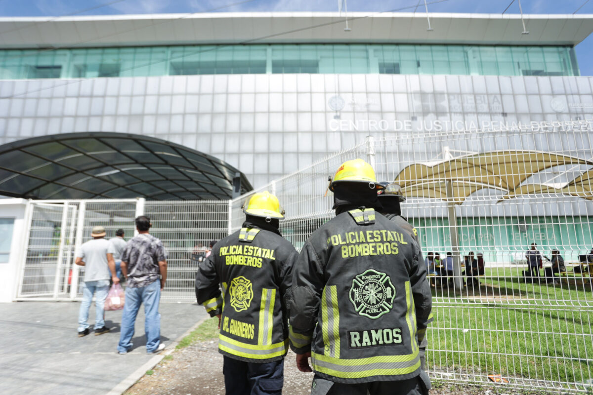 La convocatoria estable de que son tres los tipos de apoyo que se entregarán a los elementos de la policía estatal y bomberos de Puebla.