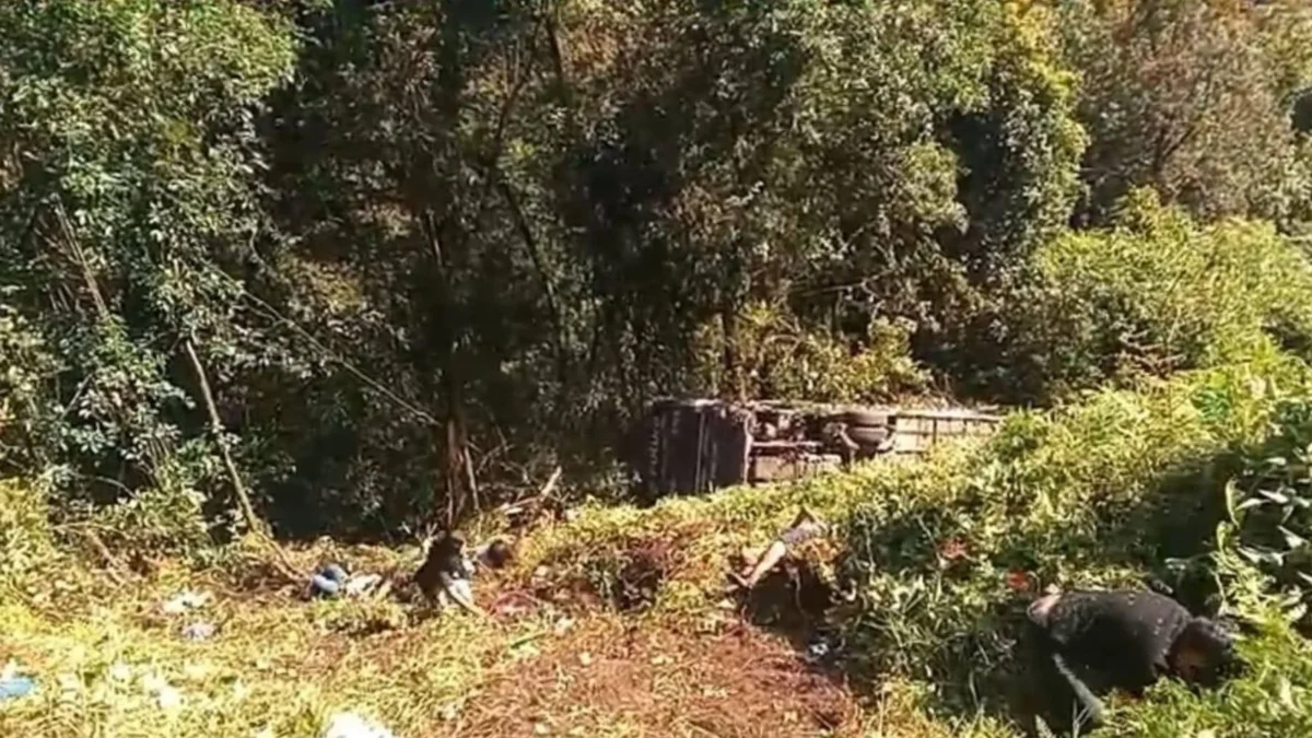 Vuelca autobús de pasajeros en la México-Tuxpan, a la altura de Huauchinango