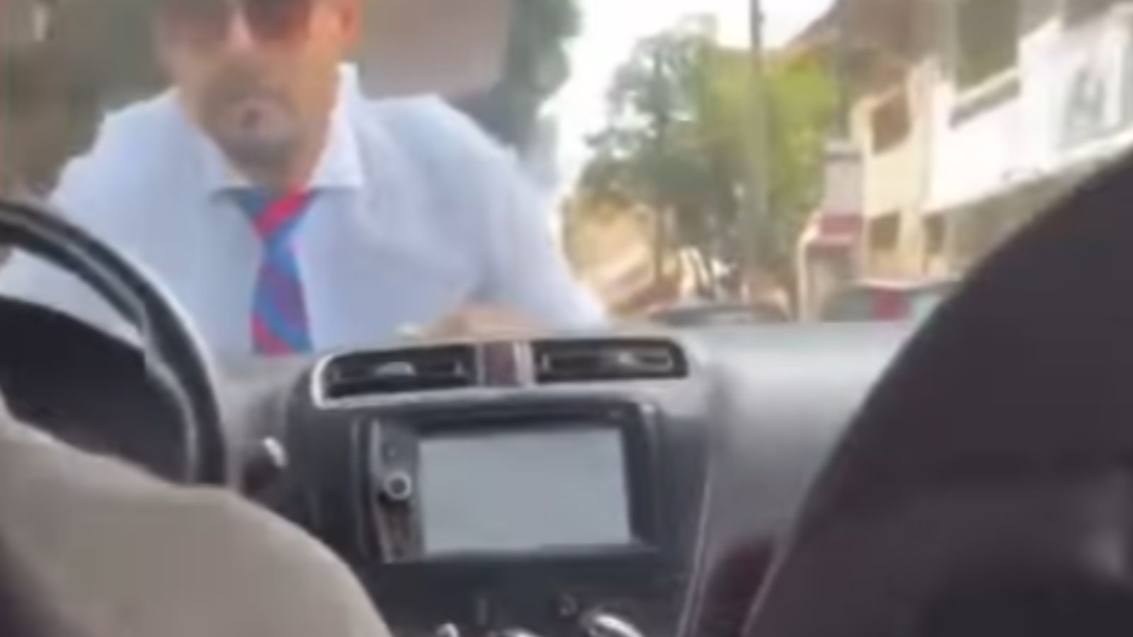 Chofer de aplicación provoca accidente en Puebla, no se hace responsable y huye con un hombre encima del coche