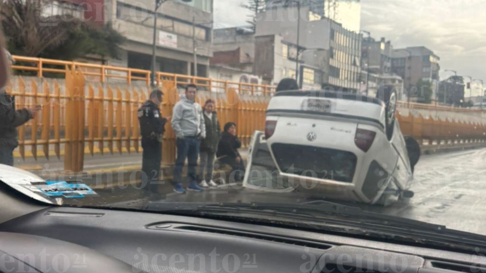 Chofer se queda dormido y termina con su auto volcado en el Distribuidor vial Juárez-Serdán
