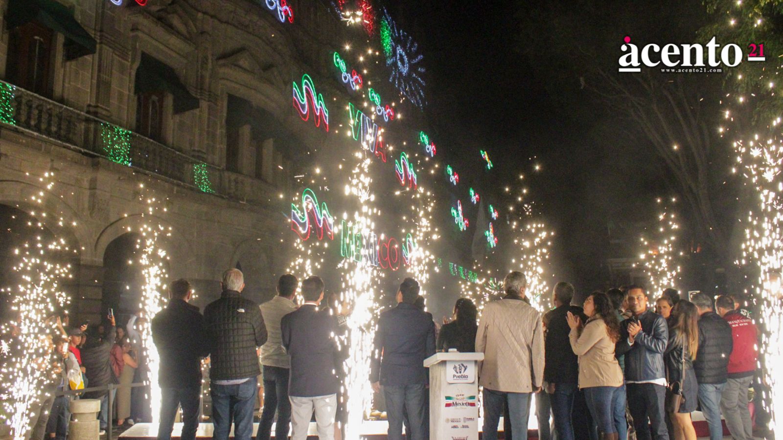 Encienden las luminarias de fiestas patrias en zócalo de Puebla
