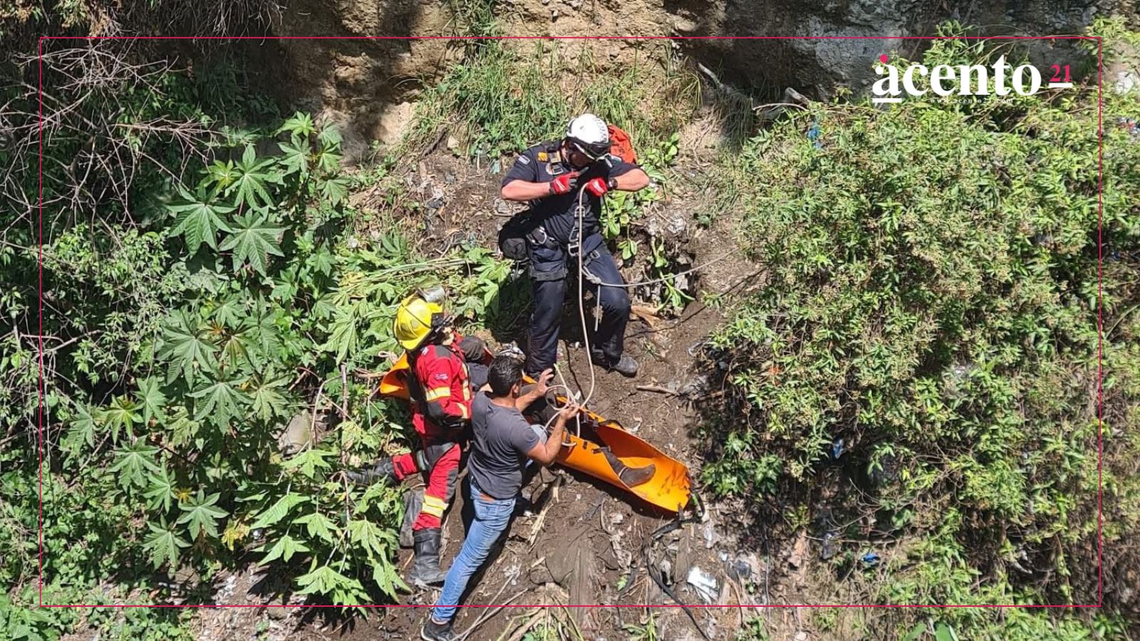 Hombre sobrevive tras caer a una barranca en Flor del Bosque