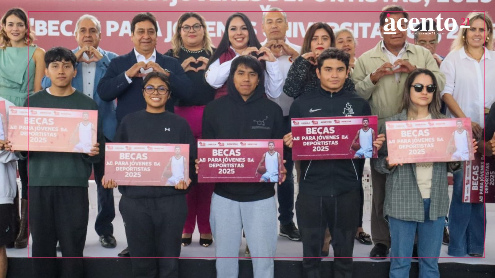 Entrega Tonantzin Fernández becas a jóvenes estudiantes y deportistas de San Pedro Cholula