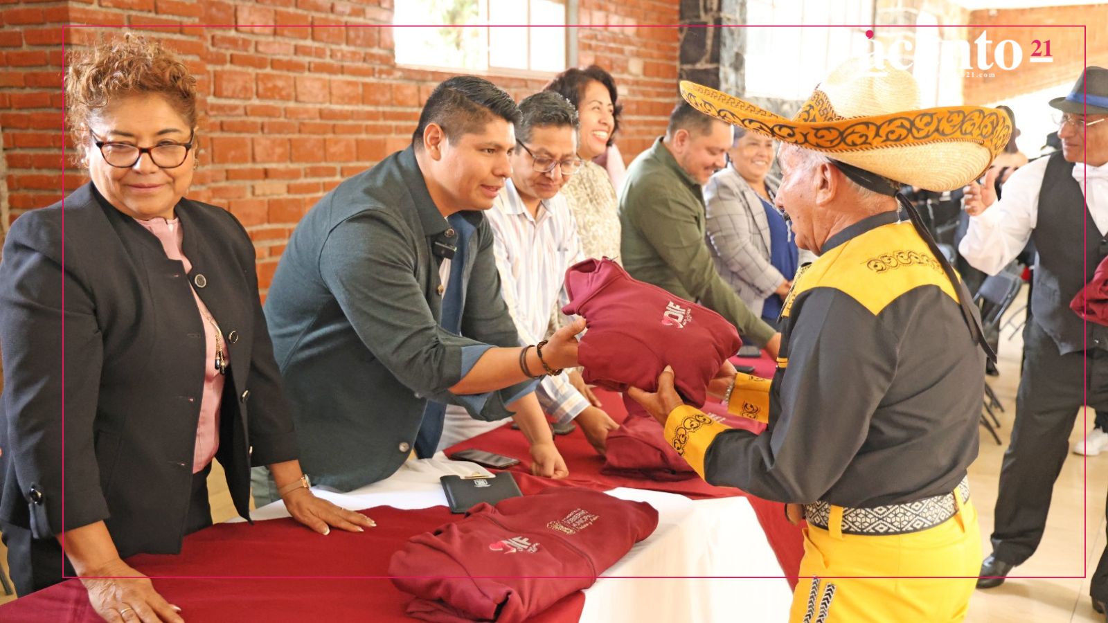 Omar Muñoz y Tere Alfaro festejan a los abuelitos de Cuautlancingo