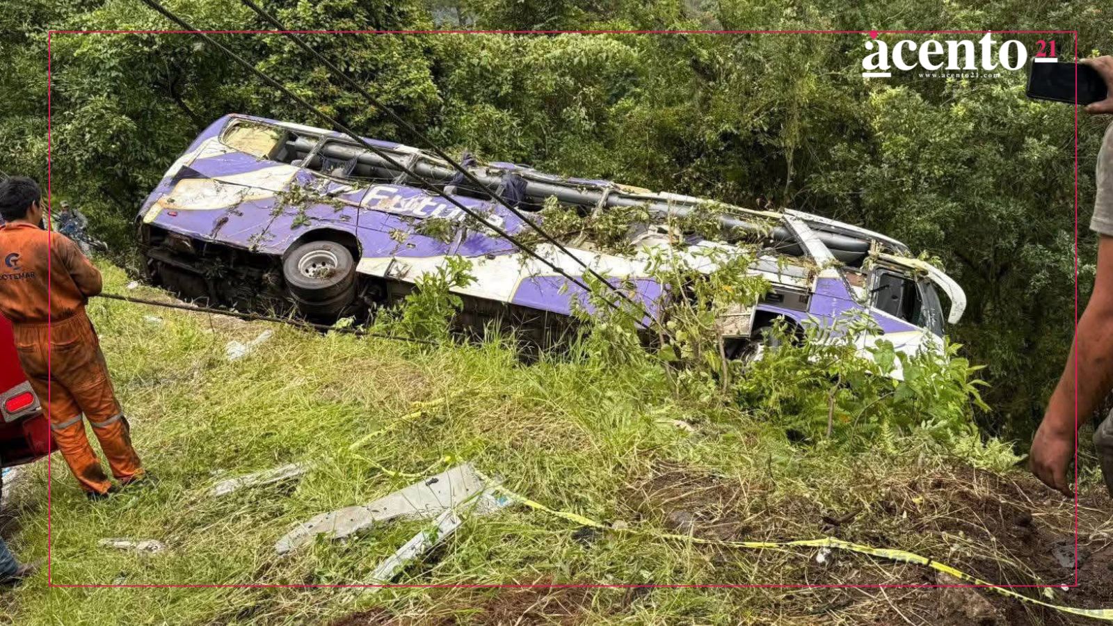 Tres muertos y 21 heridos registró la volcadura de Autobús Futura en la México-Tuxpan; sobrevivientes buscan a su familia