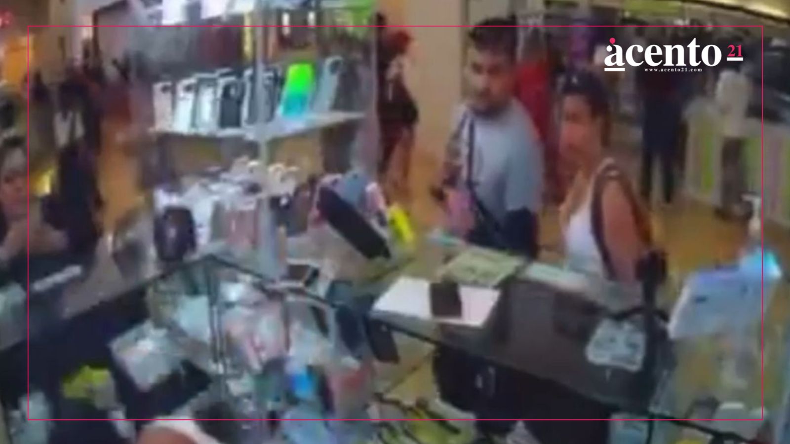 En Plaza Comercial Angelópolis, sujeto le roba el teléfono a una empleada que atendía su negocio