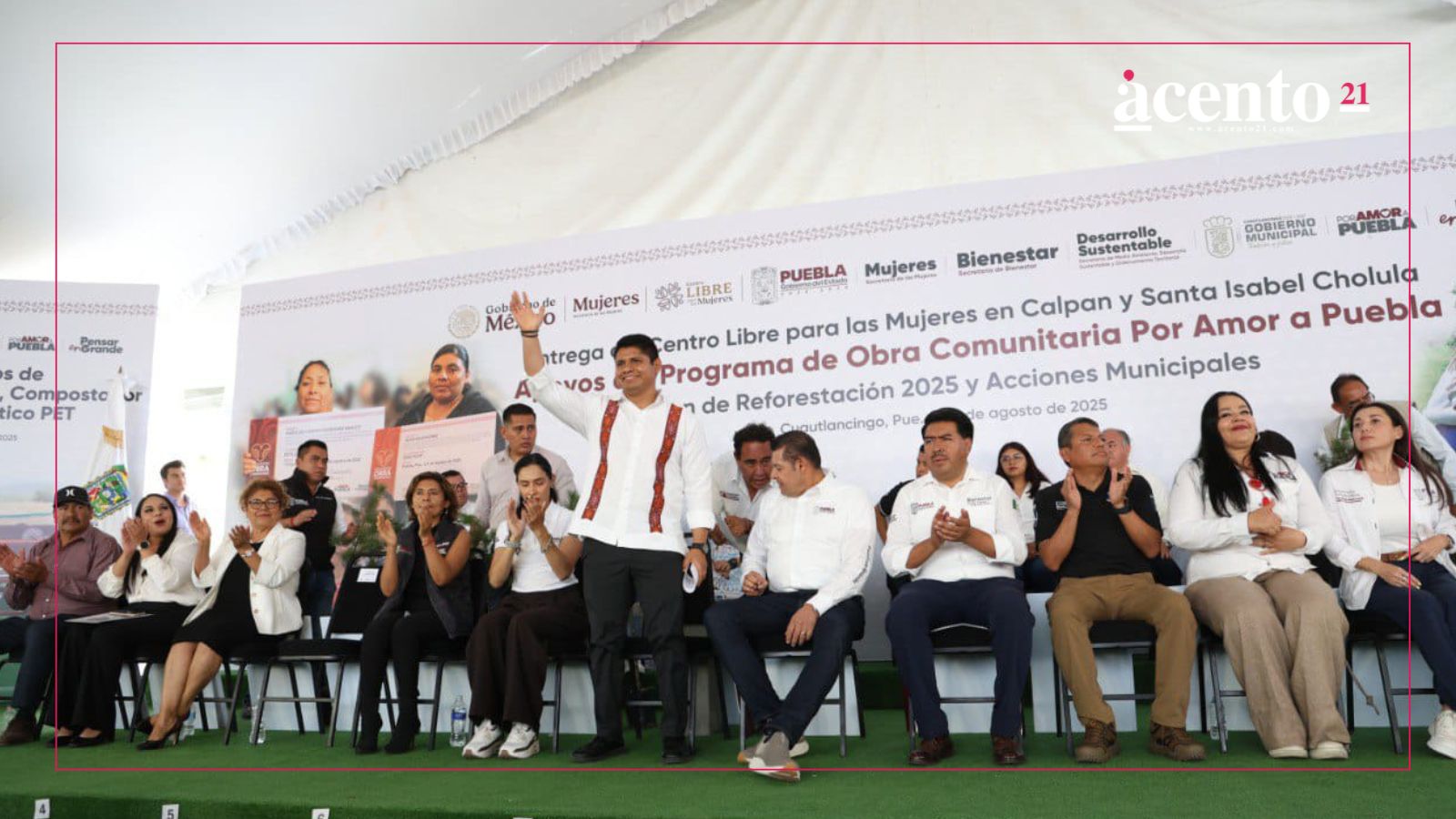 Omar Muñoz realizó la entrega simbólica de fertilizante y tinacos