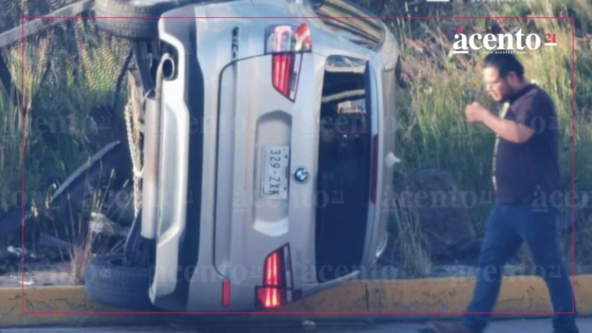 Un accidente más en la Vía Atlixcáyotl, termina volcada camioneta BMW