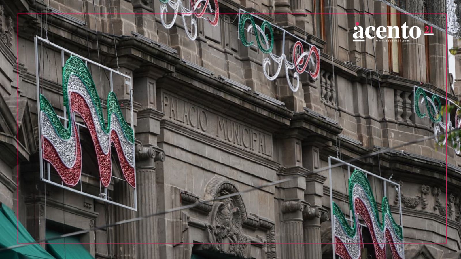 Instala Gobierno de la Ciudad adornos conmemorativos a las Fiestas Patrias