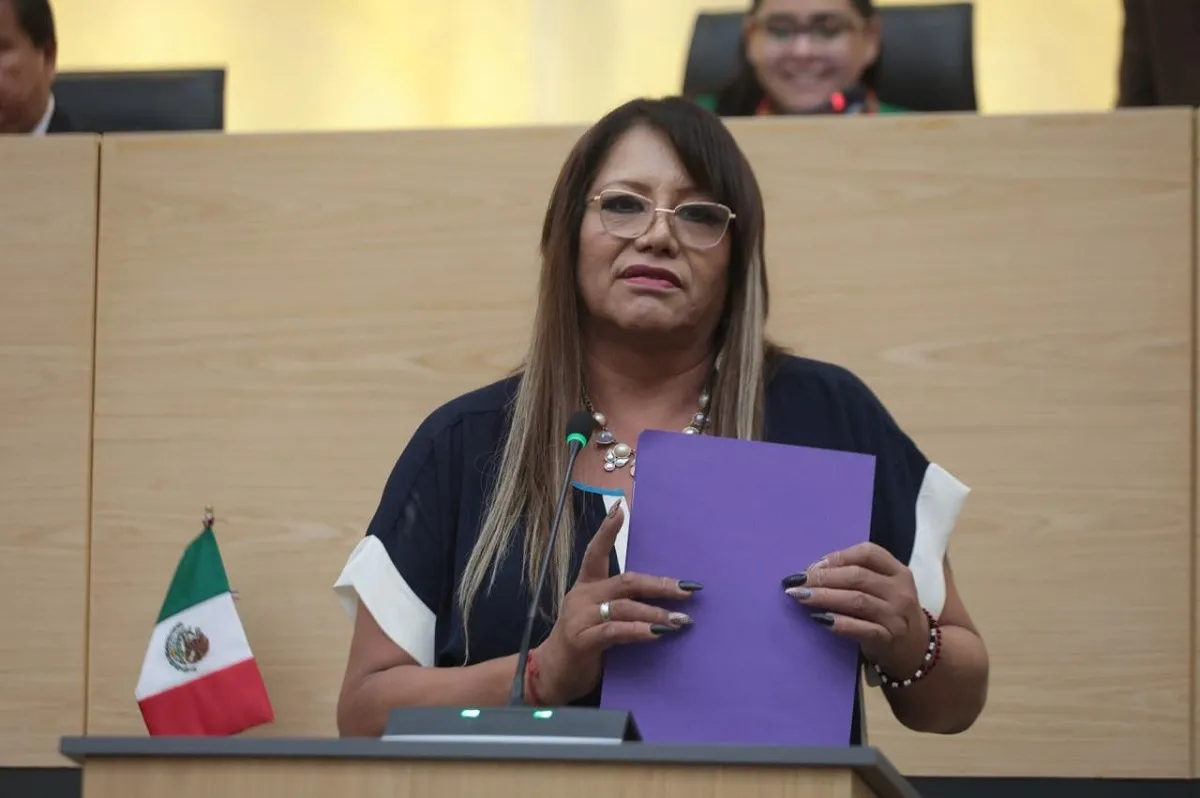 La diputada Araceli Celestino Rosas presentó una iniciativa para adicionar la Ley para las Personas con Discapacidad del Estado de Puebla, con el propósito de establecer que este sector de la población tiene derecho a contar con asistencia jurídica gratuita en los procedimientos administrativos y judiciales en los que sean parte, tomando en consideración sus condiciones físicas y mentales, otorgando los apoyos personales, técnicos y materiales requeridos conforme a su discapacidad. La propuesta legislativa pretende establecer que las instituciones de administración e impartición de justicia deberán implementar medidas para brindar la asistencia a través del uso de sistemas de comunicación accesible, Lengua de Señas Mexicana, Sistema Braille y formato de lectura fácil; contando con los peritos o especialistas necesarios, así como implementando programas de capacitación y sensibilización dirigidos a su personal, sobre la atención a las personas con discapacidad. La iniciativa, que pretende adicionar el título décimo del acceso a la justicia a la Ley para las Personas con Discapacidad del Estado de Puebla, fue dirigida a la Comisión de Atención a Personas con Discapacidad, para su estudio y resolución correspondiente. Por otra parte, la diputada Cinthya Gabriela Chumacero Rodríguez presentó una iniciativa para reformar la Ley para Prevenir y Eliminar la Discriminación del Estado de Puebla, con el propósito de incluir como parte de una categoría sospechosa de discriminación a la transfobia y la identidad o expresión de género. Con esta iniciativa se propone reformar la fracción III del artículo 4 de la Ley para Prevenir y Eliminar la Discriminación del Estado de Puebla. La propuesta fue turnada a la Comisión de Derechos Humanos, para su análisis correspondiente. Durante la sesión, la diputada Leonela Jazmín Martínez Ayala presentó una iniciativa para adicionar la Ley de Cultura del Estado de Puebla, con el objetivo de garantizar que el ejercicio de los derechos culturales en Puebla sea cada vez más accesible, inclusivo, equitativo y transformador, estableciendo un piso común que articule de forma transversal los enfoques de derechos humanos, igualdad de género, interculturalidad y respeto a la diversidad. La iniciativa, que propone adicionar los artículos 3 Bis y 3 Ter a la Ley de Cultura del Estado de Puebla, fue dirigida a la Comisión de Cultura, para su estudio y resolución procedente. En más del orden del día, la diputada Delfina Pozos Vergara presentó una iniciativa de reforma a la Constitución local, con el objeto de reconocer el derecho a una economía social, solidaria, integral, intercultural y sustentable y proteger los productos artesanales, las actividades económicas tradicionales y de subsistencia de los pueblos y comunidades indígenas, tales como el comercio en vía pública, como factores importantes para el mantenimiento de su cultura autosuficiencia y desarrollo económicos. La iniciativa propone adicionar un inciso g) a la fracción III del artículo 13 de la Constitución Política del Estado de Puebla. Para su estudio y resolución correspondiente, la iniciativa fue turnada a la Comisión de Gobernación y Puntos Constitucionales, para su estudio y resolución procedente. Finalmente, la Mesa Directiva dio cuenta de las siguientes propuestas legislativas: -Iniciativas de la diputada Norma Estela Pimental para reformar diversas disposiciones de la Ley Orgánica de la Fiscalía General del Estado de Puebla y del Código de Instituciones y Procesos Electorales del Estado de Puebla, con el objetivo de incluir términos neutros e incluyentes en los ordenamientos legales, que permita contar con un marco normativo con perspectiva de género y una legislación más accesible y democrática. Las iniciativas fueron turnadas a las Comisiones de Procuración y Administración de Justicia, y de Gobernación y Puntos Constitucionales, para su análisis procedente. -Iniciativa de la diputada Azucena Rosas Tapia para reformar la Constitución Política del Estado, a fin de incorporar un enfoque especializado, humanitario, integral, incluyente e interseccional, que reconozca y garantice los derechos de todas las personas en contextos de movilidad, incluyendo a migrantes, personas refugiadas, solicitantes de asilo, apátridas, desplazados internos y personas en retorno, en concordancia con los principios y obligaciones del marco jurídico nacional e internacional en la materia. La propuesta legislativa fue turnada a la Comisión de Gobernación y Puntos Constitucionales, para su estudio y dictaminación procedente.