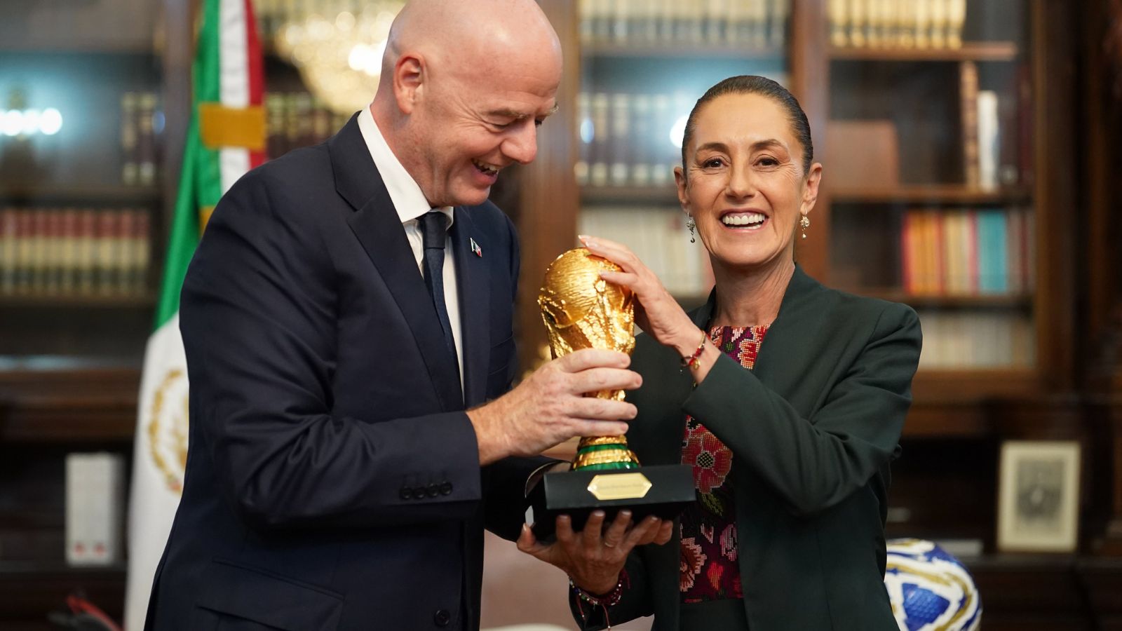 Sheinbaum se reúne con el presidente de la FIFA previo al mundial del 2026