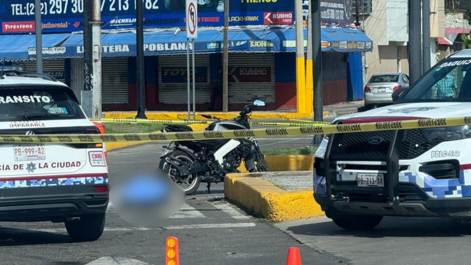 Tras derrapar, muere motociclista en la China Poblana