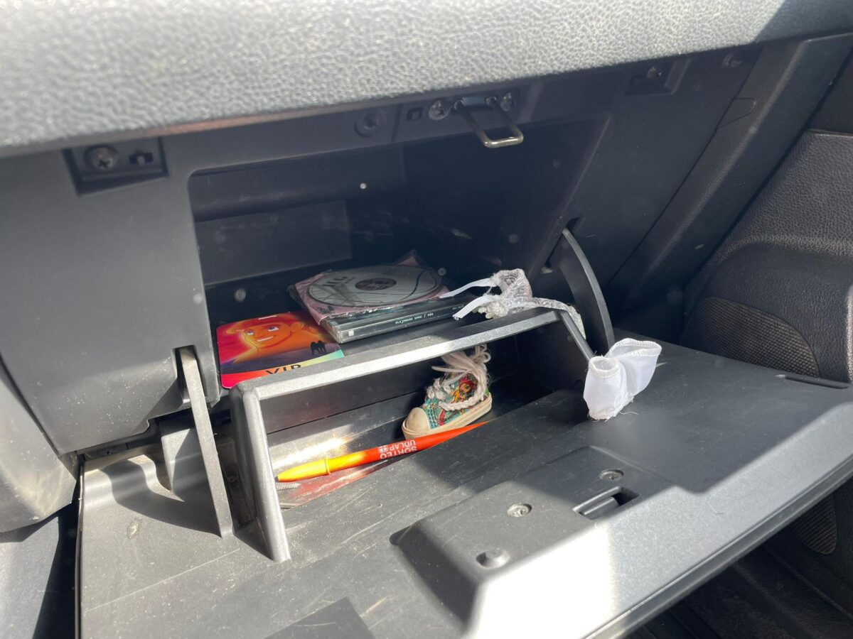 Una pareja denunció que, en la colonia Miguel Negrete cerca de Parque Ecológico, su auto que se encontraba estacionado, le rompieron los cristales, robaron el estéreo, documentos y bocinas.