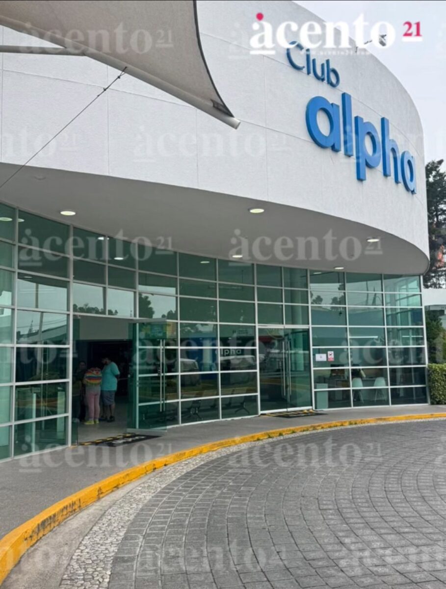El curso, que incluye actividades como natación, futbol y juegos recreativos, alberga a 25 menores y tiene un costo aproximado de mil pesos semanales.