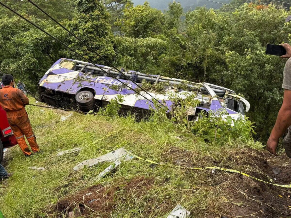 Tres muertos y 21 heridos registró la volcadura de Autobús Futura en la México-Tuxpan; sobrevivientes buscan a su familia
