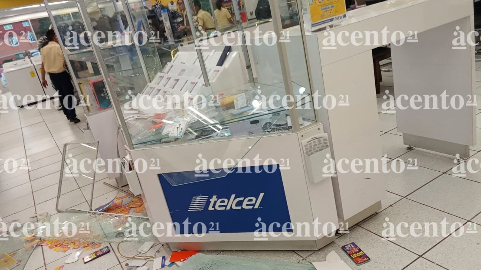 Asaltan Coppel de Chapulco: Truenan vitrinas y se roban decenas de celulares